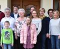 Bild: no
Hilde Krieger (Sechste von links) freut sich an ihrem runden Geburtstag über die Glückwünsche ihrer Angehörigen, der Abordnungen des Katholischen Frauenbunds und des Gartenbauvereins Illschwang, von Bürgermeister Dieter Dehling (Fünfter von links) und Pfarrer Konrad Willi (Achter von links, leicht verdeckt).