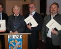 Bild: ld
Für langjährige Tätigkeit im Gemeinderat erhielten Tobias Reiß (links) und Christian Drehobel (Zweiter von rechts) die Bürgermedaille. Wolfgang Doleschal (Zweiter von links) und Bernhard Schindler (rechts) erhielten aus der Hand von Bürgermeister Ludwig König (Mitte) die Max-Reger-Medaille