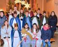 Bild: no
Nach dem Neujahrsgottesdienst wurden in Illschwang die Sternsinger von Pater Ryszard aus Kastl ausgesendet. Links Ministrantenbetreuerin Veronika Falk, rechts Oberministrantin Lisa Falk.