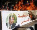 Bild: Mahmoud Ajjour/APA Images via ZUMA Wire/dpa
Während eines Protestes von Unterstützern der Hamas gegen die USA brennt in Gaza ein Plakat mit einem Bild des US-Präsidenten Donald Trump. Die gezielte Tötung von Ghassem Soleimani könnte einen Flächenbrand auslösen.