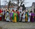Bild: jr
Feierlich ausgesandt wurden am Freitag die 20 Sternsinger der Pfarrei St. Laurentius, die in fünf Gruppen durch die Marktgemeinde zu den Familien ziehen und den Menschen dort ein gutes neues Jahr wünschen. Gleichzeitig verewigen sich Caspar, Melchior und Balthasar mit ihren Insignien in der Wohnung. Unser Bild zeigt die Aussendung durch Pater Benedikt Leitmayr am Pater-Liberat-Weiß-Brunnen. Am Samstag feiert man den 345. Geburtstag des Seligen.