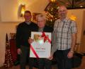 Bild: kgg
Konrad Wifling ist für 65 Jahre aktives Musizieren bei der Bauernkapelle Münchenreuth ausgezeichnet worden. Musikalischer Leiter und Dirigent Peter Fuhrmann (links) sowie Vorsitzender Wolfgang Kunz (rechts) gratulierten.