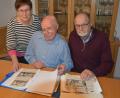Bild: Lowak
Der Behinderten- und Versehrtensportverein hat sich aufgelöst. Josef Bergler (von rechts), Otto Götz und Marie-Luise Bergler blicken zurück und blättern gerne in den alten Unterlagen.