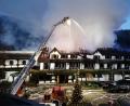 Bild: Andreas Rosar/dpa
Einsatzkräfte der Feuerwehr löschen einen Brand im Restaurants des Hotels „Traube Tonbach“.