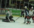 Bild: gb
Die Blue Devils unterlagen am Sonntag den Starbulls Rosenheim mit 1:5. Hier scheitert Kapitän Ralf Herbst (Mitte) am starken Gästekeeper Luca Endres.