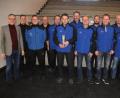 Bild: kro
Die Erste Mannschaft der Sportfreunde Kondrau (Mitte) verteidigte den Landkreispokal. Zweiter wurde SF Kondrau II (rechts) vor dem TSV Friedenfels (links). Waldsassens Bürgermeister Bernd Sommer (links) und Mitterteichs Bürgermeister Roland Grillmeier (rechts) gratulierten den Teams.