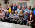 Bild: bsc
Viele Glückwünsche durfte Margareta Kappauf (vorne, Mitte) an ihrem 85. Geburtstag entgegen nehmen. Zum Gratulieren kamen neben den Familienmitgliedern auch Vereinsabordnungen sowie Bürgermeister Gottfried Härtl (stehend, Sechster von links). Er überbrachte der Jubilarin einen großen Geschenkkorb mit Urkunde und wünschte weiterhin viel Gesundheit.