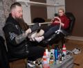 Bild: bkr
Dana Kriemer war extra aus Vohenstrauß nach Kemnath gekommen, um die Aktion zu unterstützen. Daniel „Schrat“ Schmidt zauberte das gewünschte Partnertattoo auf das rechte Bein.