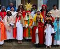 Bild: wro
Nach dem Familiengottesdienst wurden die Sternsinger auf vier Gruppen aufgeteilt und von Pater Martin (Zweiter von rechts) auf den Weg geschickt. Betreut wurden sie von Silke Bächer, Maximilian April, Siegfried Trißl (von links) und Markus Konz (rechts).
