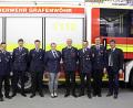 Bild: jma
Marco Arnold (Vierter von rechts) fungiert neu als zweiter stellvertretender Kommandant der Feuerwehr. Bürgermeister Edgar Knobloch (rechts) gratuliert ihm ebenso zur Wahl wie den geehrten Brandschützern zu ihren Auszeichnungen.