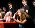 Bild: Elisa Romfeld
Die Schüler der letztjährigen Theaterklasse von Claudia Ried führten ihre Fassung von „Als Hitler das rosa Kaninchen stahl“ auf.