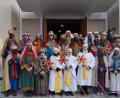 Bild: du
In farbenprächtigen Gewändern ziehen die 21 Schirmitzer Sternsinger nach dem Segen von Pfarrer Thomas Stohldreier (links) durch die Pfarrei und bitten um Gaben für die notleidenden Kinder im Libanon.