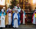 Bild: u
Gemeindereferentin Barbara Schlosser (rechts) hatte die Sternsinger auf ihre Aufgabe vorbereitet, bevor sie von Pfarrer Johann Hofmann (hinten) ausgesandt wurden.