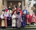 Bild: mng
Festlich gewandet erhalten die Sternsinger von Pater Antony D'Cruz den Segen. Auch Weihrauch und Kreide werden gesegnet. Damit schreiben die 25 Kinder „20*C+M+B*20“ - „Christus mansionem benedicat“, das bedeutet „Christus segne dieses Haus“ - über die Türen.