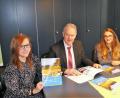 Bild: Landratsamt Wunsiedel/exb
Johanna Heider (links) und Jasmin Köstler (rechts) von der Koordinierenden Kinderschutzstelle Wunsiedel und Landrat Karl Döhler freuen sich, dass der neue Familienwegweiser fertig ist.