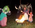 Bild: weu
Hexen und Perchten tanzten am Fuße des Galgenbergs um das Feuer.