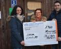Bild: jr
Den stolzen Erlös von 1300 Euro aus dem Sonderausschank vom 23. Dezember konnten die Zoiglwirte Thomas Seitz-Hartwich und seine Frau Rita jetzt an Lichtblicke-Schirmherrin Edith Lippert (Mitte) übergeben. Damit wollen die Zoiglwirte die Menschen unterstützen, die nicht auf der Sonnenseite des Lebens stehen.