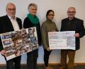 Bild: usc
Eine Spende in Höhe von 1600 Euro durfte Marilou Amann (Zweite von rechts) von Vertretern des Lions-Clubs Amberg-Sulzbach entgegennehmen. Es sind dies von links: Clubpräsident Peter Rückerl mit einer Fotodokumentation der Philippinenhilfe, die Vorsitzende des Lions-Hilfswerks, Marita Sagstetter, und Schatzmeister Hans Fürnkäs.