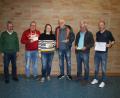Bild: sne
DJK-Vorsitzender Siegfried Rauch (von links) übergibt den besten fünf Teilnehmern am Preisschafkopf ihre Preise: Reinhard Hübner (Fünfter), Sabrina Hauser (Zweite), German Drechsler (Erster), Reinhold Gerber (Dritter) und Thomas Rahn (Vierter).