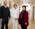 Bild: Klinikum Fichtelgebirge/exb
Die Pflegedirektoren Christine Waterloo (rechts) und Karlheinz Dachs (links) 
 mit Rita Vater (Bildmitte) suchen dringend Unterstützung für den ehrenamtlichen Besuchsdienst für demenziell erkrankte Patienten im Klinikum Fichtelgebirge.
