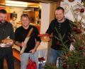 Bild: rpp
Gerhard Bauer, Roland Rabenstein und Mario Bauer (von links) vom „Schwartenclub“ ersteigerten den Baumstamm und holten sichtlich stolz ihren „Einkauf“ ab. Sie hatten ihren „Fanclub“ dabei, so dass der riesige Presssack sicherlich bald verspeist sein wird.