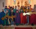 Bild: jr
Stadtpfarrer Anton Witt (Mitte) segnete die Sternsinger, ehe er sie zu den Familien aussandte. Insgesamt 20 Kinder und Jugendliche stellten sich in der Expositur dieser ehrenvollen Aufgabe.