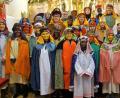 Bild: hl
Vor der Aussendung segnete Pfarrer Heribert Stretz (vorne rechts) die Sternsinger.