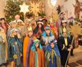 Bild: dob
Prächtig geschmückt zogen die Sternsinger der Pfarrgemeinde Roggenstein durch die Straßen.