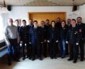 Bild: twg
Die Daumen für die Feuerwehr Trevesen drücken (von links) Bürgermeister Hubert Kraus, Kreisbrandmeister Peter Prechtl, Maschinist Marco Schricker, Vorsitzender Benjamin Schiener, Jugendwartin Julia Schultes, Beisitzer Johannes Wegmann, Zweiter Vorsitzender Alexander Rupprecht, Schatzmeisterin Nadine Bamberger, Beisitzer Achim Kern, Schriftführerin Jennifer Wegmann, Gerätewart Wolfgang Rahn, Kommandant Markus Müller und Stellvertreter Stefan Schultes
