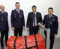 Bild: jma
Über das neue Einsatzzelt der Feuerwehr Grafenwöhr freuen sich Marco Arnold (von links), Carsten Engelhardt, Bürgermeister Edgar Knobloch und Kommandant Alexander Richter.