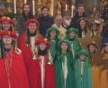 Bild: lgc
Pater Adrian Hamberger (Mitte) sendet die Sternsinger in die Pfarrei aus. Die 16 Mädchen und Buben werden auf ihrem Weg von älteren Ministranten begleitet (hintere Reihe).