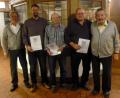 Bild: lts
Firmenchef Albert Haimerl (links) ehrte zusammen mit Seniorchef Albert Haimerl senior (rechts) die langjährigen Mitarbeitern (von links, mit Urkunde) Rainer Reitinger, Peter Husly und Josef Zach.