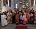 Bild: Maria Wagner/exb
Die Sternsinger in Bärnau mit ihren Begleitern und Pfarrer Konrad Amschl und Pastoralreferentin Maria Wagner.