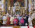 Bild: Anita Kohl
Die Michelfelder Sternsinger vor dem Hochaltar der Pfarrkirche. Am Montag wurden sie im Festgottesdienst empfangen.