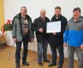 Bild: hai
Erfreut nahm Pfarrer Hannes Kühn (Zweiter von rechts) die Spende von Roland Steininger, Hans Streckenbach und Horst Fichtner (von links) entgegen.
