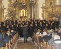 Bild: Schönberger, Ferdinand [fsb]
Das Publikum ist restlos begeistert vom stimmgewaltigen Ensemble in der festlich geschmückten Klosterkirche St. Felix: der Weidener Kammerchor präsentiert sich von seiner besten Seite.