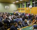 Bild: csk
122 Spieler, verteilt auf 13 Tische, füllen die Turnhalle in Etzelwang. Im Hintergrund warten die wertvollen Preise auf die besten Spieler des Abends.