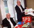 Bild: bkr
Bürgermeisterkandidat Anton Dornheim präsentierte mit Vorsitzendem Alfred Schuster (stehend von links) anhand von Skizzen seine Überlegungen zur Sanierung des alten Rathauses.