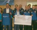 Bild: obl
Sage und schreibe 6000 Euro spendierte die Raiffeisenbank Auerbach-Freihung (mit den Vorständen Michael Sommer und Frank-E. Kirchhof) dem SV 08 Auerbach (mit Vorstand Uwe Ditz) für die Fußball-Junioren in der SG Auerbach.