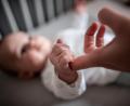 Bild: Fabian Strauch/dpa
Ein Baby fasst den Finger seiner Mutter an. Am 30.12.2019 wurde in Ahrensburg (Schleswig-Holstein) die Statistik des Hobby-Namensforschers Knud Bielefeld zu den beliebtesten Vornamen im Jahr 2019 veröffentlicht.
