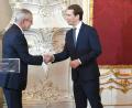 Bild: Roland Schlager/APA/dpa
Alexander Van der Bellen, Bundespräsident von Österreich, empfängt Sebastian Kurz, neuer Bundeskanzler von Österreich, und Werner Kogler, neuer Vizepräsident von Österreich, zur Vereidigungszeremonie in der Präsidentschaftskanzlei der Wiener Hofburg.