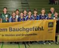 Bild: Dobmeier
Die Siegermannschaft der SpVgg SV Weiden und platzierte Mannschaften sowie die besten Einzelspielern erhalten Pokale und Medaillen beim "McDonald‘s-Hallencup" von Fabian Tillner (links).