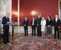 Bild: Hans Klaus Techt/dpa
Alexander Van der Bellen, Bundespräsident von Österreich, und die Mitglieder der neuen Bundesregierung Österreichs (von links nach rechts) Bundeskanzler Sebastian Kurz (ÖVP), Vizekanzler Werner Kogler (Grüne), Heinz Faßmann, Margarete Schramböck, Elisabeth Köstinger, Gernot Blümel, Alexander Schallenberg und Rudolf Anschober stehen im Rahmen der Vereidigung in der Präsidentschaftskanzlei.