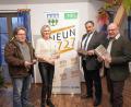 Bild: fvo
Die Vorstellung des weiteren Programms NEUN2727 verfolgten (von links) Stefan Hammerl, Koordinatorin Doris Völkl, Bürgermeister Josef Beimler und Johannes Weig