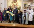 Bild: exb
Die Sternsinger (von links) Paul Meyer, Marika Eckstein, Benedikt Frank, Marius Freundl, Johannes Kropf, Simon Helm und Pfarrer George Parankimalil. Hinten (ohne Kostüm) Organisator Fabian Meyer.
