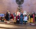 Bild: fm
Die Sternsinger im Altarraum der Clemens-Maria-Hofbauer-Kirche.