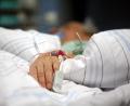 Symbolbild: Kay Nietfeld/dpa
Ein Patient liegt auf der Intensivstation eines Krankenhauses.