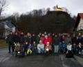 Bild: btb
Im Bild die Gruppe der SCE-Sparte Tischtennis beim Abmarsch vor der imposanten Kulisse des Parksteiner Basaltkegels.