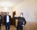 Bild: Gabi Schönberger
Stadtpfarrer Markus Schmid (von rechts) zeigt Bezirksheimatpfleger Tobias Appl und Bezirkstagsvizepräsidenten Lothar Höher die freigelegten Jugendstilelemente im Pfarrhaus von St. Josef.