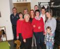 Bild: knh
Im Kreise ihrer Lieben stellt sich Irene Spachtholz (vorne Bildmitte) mit den Töchtern Gabriele (Zweite von links) und Claudia (Fünfte von links), deren Familien mit Enkeln und Urenkeln zu einem Erinnerungsfoto.